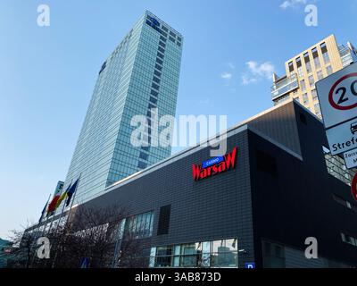 Varsavia, Polonia - 22 marzo 2025: Edificio del Casinò di Varsavia con edifici moderni nel paesaggio urbano di Varsavia Foto Stock