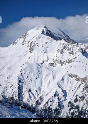 Vetta rocciosa invernale coperta di neve, splendida vista aerea Foto Stock