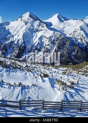 Vista aerea sopra il crinale dei Pirin ricoperto di neve. Scenario invernale presso la stazione sciistica di Bansko in Bulgaria Foto Stock