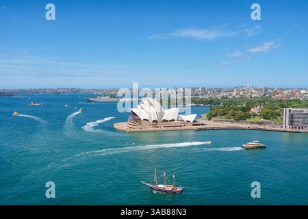 La vista del porto di Sydney in Australia, che include la Sydney Opera House e le barche che passano dal Pylon Lookout al Sydney Harbour Bridge. Foto Stock