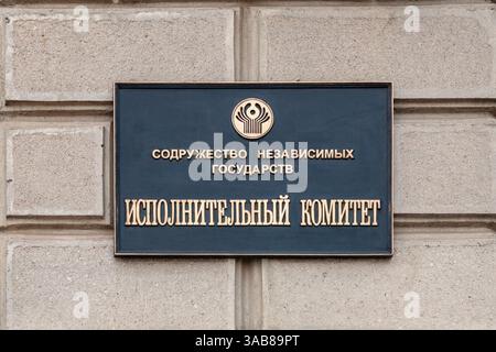MINSK, BIELORUSSIA - 16 MAGGIO 2024: Un segno nero sul muro con l'iscrizione in Russia 'Comunità degli Stati indipendenti. Comitato esecutivo. Foto Stock