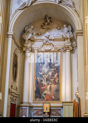 Cappella laterale barocca con altare di marmo con dipinti religiosi e sculture nella Madonna di San Luca a Bologna. Foto Stock