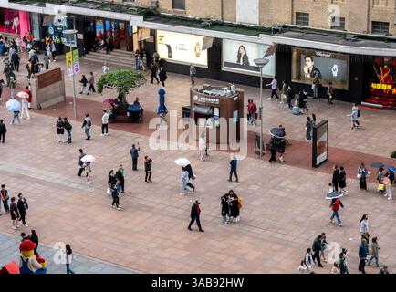 Viva strada pedonale di Nanjing Road con folle, Shanghai, Cina Foto Stock