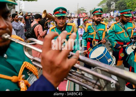 Dacca, Bangladesh. 31 marzo 2025. I musulmani del Bangladesh si riuniscono per celebrare Eid al-Fitr con preghiere, gioia e festeggiamenti, segnando la fine del Ramadan, a Dacca, Bangladesh, il 31 marzo 2025. Foto di Suvra Kanti Das/ABACAPRESS. COM credito: Abaca Press/Alamy Live News Foto Stock
