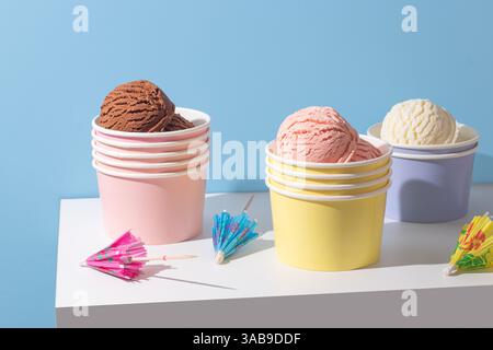 Un vivace bicchierino di cioccolato, fragole e gelati alla vaniglia con decorazioni. L'illuminazione soffusa e ariosa migliora le texture. Foto Stock