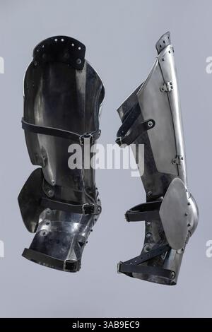 Armatura gamba con piastra in acciaio per Cavaliere medievale. Protezione completa delle gambe con segmenti articolati dal ginocchio alla caviglia. Foto Stock