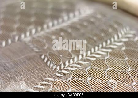 Dettagli intricati di un Barong Tagalog realizzato in fibra di foglie di ananas ad Aklan, Filippine, che mostrano raffinati ricami su questo iconico abbigliamento formale filippino Foto Stock
