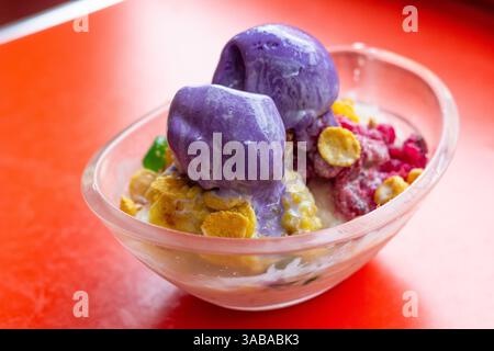 Halo-halo con due palline di gelato di Ubisco servito come popolare delizia fredda in un ristorante nelle Filippine Foto Stock