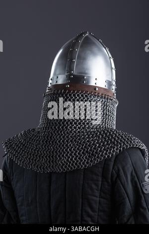 Semplice elmetto nasale Medieval Knight con Chainmail. Protezione classica per la testa con nasello centrale e colletto a catena. Foto Stock
