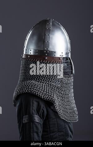 Semplice elmetto nasale Medieval Knight con Chainmail. Protezione classica per la testa con nasello centrale e colletto a catena. Foto Stock