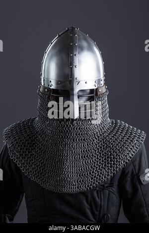 Semplice elmetto nasale Medieval Knight con Chainmail. Protezione classica per la testa con nasello centrale e colletto a catena. Foto Stock