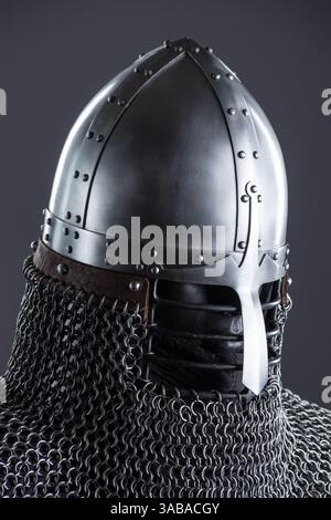 Semplice elmetto nasale Medieval Knight con Chainmail. Protezione classica per la testa con nasello centrale e colletto a catena. Foto Stock