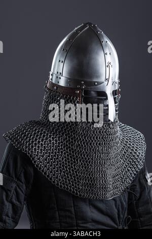Semplice elmetto nasale Medieval Knight con Chainmail. Protezione classica per la testa con nasello centrale e colletto a catena. Foto Stock