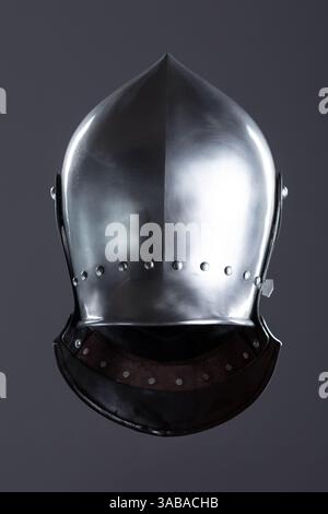 Elmetto con armatura medievale in argento lucido e visiera perforata. Questo rivestimento in argento lucido presenta un cranio arrotondato, uno smusso protettivo e una visiera con mu Foto Stock