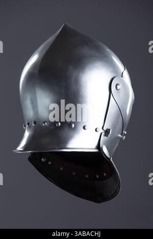 Elmetto con armatura medievale in argento lucido e visiera perforata. Questo rivestimento in argento lucido presenta un cranio arrotondato, uno smusso protettivo e una visiera con mu Foto Stock