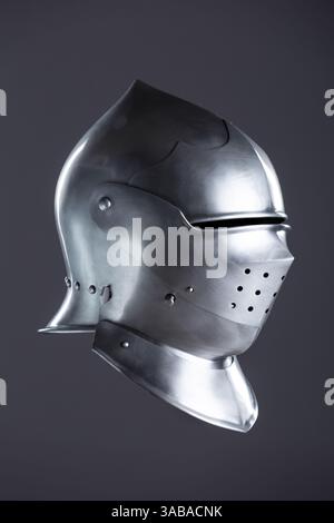Elmetto con armatura medievale in argento lucido e visiera perforata. Questo rivestimento in argento lucido presenta un cranio arrotondato, uno smusso protettivo e una visiera con mu Foto Stock