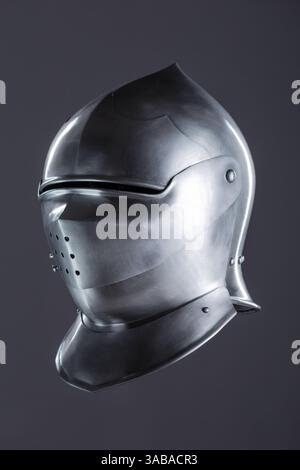 Elmetto con armatura medievale in argento lucido e visiera perforata. Questo rivestimento in argento lucido presenta un cranio arrotondato, uno smusso protettivo e una visiera con mu Foto Stock