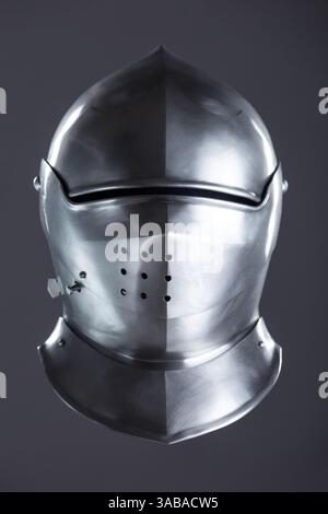 Elmetto con armatura medievale in argento lucido e visiera perforata. Questo rivestimento in argento lucido presenta un cranio arrotondato, uno smusso protettivo e una visiera con mu Foto Stock