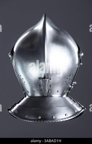 Elmetto con armatura medievale in argento lucido con visiera. Questo rivestimento in argento lucido è dotato di visiera incernierata e smusso, per una protezione completa della testa in stile medievale Foto Stock