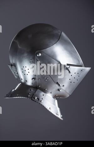 Elmetto con armatura medievale in argento lucido con visiera. Questo rivestimento in argento lucido è dotato di visiera incernierata e smusso, per una protezione completa della testa in stile medievale Foto Stock