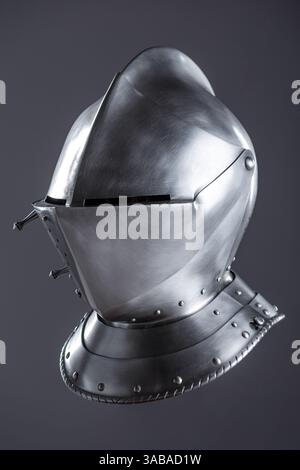 Elmetto con armatura medievale in argento lucido con visiera. Questo rivestimento in argento lucido è dotato di visiera incernierata e smusso, per una protezione completa della testa in stile medievale Foto Stock