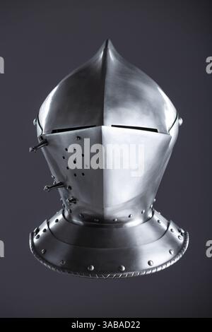Elmetto con armatura medievale in argento lucido con visiera. Questo rivestimento in argento lucido è dotato di visiera incernierata e smusso, per una protezione completa della testa in stile medievale Foto Stock