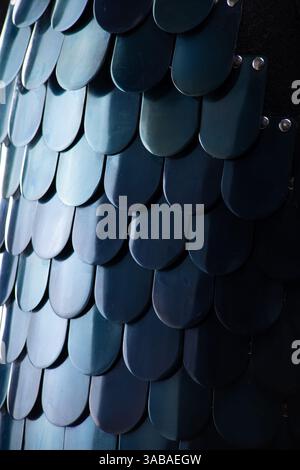 Primo piano di scale dell'armatura lamellare bizantina. Vista dettagliata delle piastre metalliche sovrapposte su un'armatura in scala medievale. Foto Stock