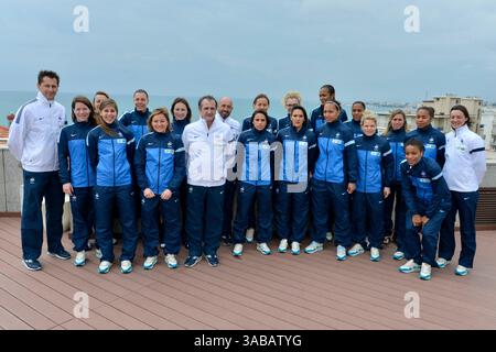 Foto file - France Women International Football Team con personale tecnico in posa a Nizza, Francia, il 1° aprile 2013. Dopo una carriera di oltre 20 anni, Gaëtane Thiney ha annunciato la fine della sua carriera come calciatore professionista. L'iconica capitano di 39 anni del Paris FC richiamerà il tempo della sua carriera nel 2025, anche se giocherà ancora nelle ultime partite importanti per il suo club, tra cui i play-off di campionato e la finale della Coupe de France contro il PSG. Votato miglior giocatore D1 nel 2012 e 2014, Thiney ha anche fatto il suo segno nella storia della nazionale francese, con 163 presenze e. Foto Stock