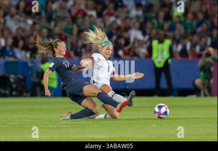 Foto file - Gaetane THINEY (fra), Julie ERTZ (USA) durante la partita della Coppa del mondo FIFA femminile Francia contro USA 1/4 allo stadio Parc Des Princes il 28 giugno 2019 a Parigi, Francia. Gli Stati Uniti hanno vinto 2-1. Dopo una carriera di oltre 20 anni, Gaëtane Thiney ha annunciato la fine della sua carriera come calciatore professionista. L'iconica capitano di 39 anni del Paris FC richiamerà il tempo della sua carriera nel 2025, anche se giocherà ancora nelle ultime partite importanti per il suo club, tra cui i play-off di campionato e la finale della Coupe de France contro il PSG. Votato miglior giocatore D1 nel 2012 e nel 2014, Thiney l'ha anche fatta Foto Stock