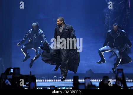 LONDRA, INGHILTERRA - 1 APRILE: Usher (Usher Raymond IV) si esibisce all'O2 Arena di Greenwich il 1° aprile 2025 a Londra, Inghilterra. CAP/Mar ©Mar/Capital Pictures credito: Capital Pictures/Alamy Live News Foto Stock