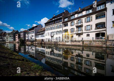 Quartiere Peite-France riflesso a Strasburgo, Alsazia, Francia Foto Stock
