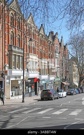 Hampstead High Street, Londra, Regno Unito. Mostra negozi, bar e ristoranti in una delle zone più ricche di Londra. Foto Stock