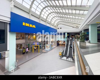 Antalya, Turchia - 31 marzo 2025: Logo IKEA all'ingresso del negozio Ikea all'interno del centro commerciale Foto Stock
