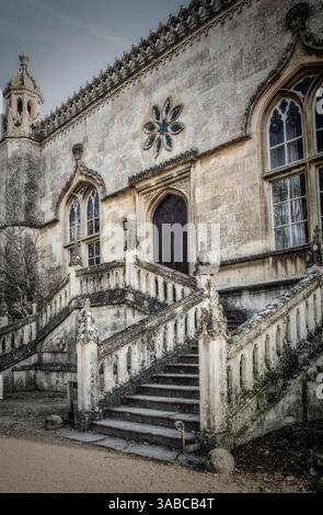 Ingresso a gradini in una storica abbazia nel villaggio di Lacock, Wiltshire, Inghilterra, fondata all'inizio del XIII secolo come convento degli Agostiniani Foto Stock
