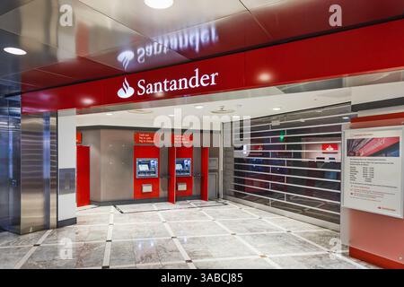Esterno della filiale della banca di Santander con marchio rosso e bancomat. Londra, Regno Unito, 24 dicembre 2023 Foto Stock
