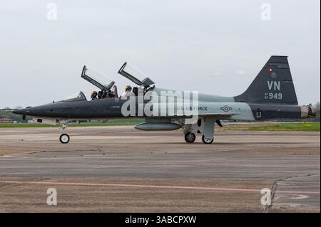 Un T-38C Talon atterra e taxi per prendere parte al 2025 Defenders of Liberty Air Show presso la Barksdale Air Force base, Louisiana, 27 marzo 2025. Air Education AN Foto Stock