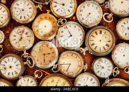 Immagine in stile retrò di vecchi orologi da tasca graffiati e run down Foto Stock