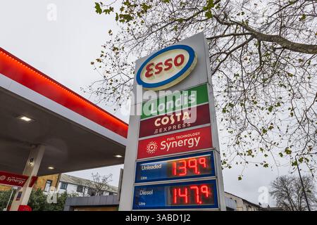 Cartello della stazione di servizio esso che mostra i prezzi della benzina e del diesel. Londra, Regno Unito, 25 dicembre 2023 Foto Stock