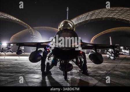 27 aprile 2018 - posizione non rivelata - il tenente colonnello Bryan 'Jaws' Meek, 179th Expeditionary Fighter Squadron capo delle armi e delle tattiche, attende all'interno di un F-16 Fighting Falcon dopo l'atterraggio, in un luogo sconosciuto nel sud-ovest asiatico. Durante il volo, Meek raggiunse 2.000 ore di volo con l'F-16 Fighting Falcon. Meek è schierato dalla Texas Air National Guard situata a Kelly Field Annex, Joint base San Antonio, Texas. È nativo di Liberal, Kansas. (Immagine di credito: © U.S. Air Force/DOD via ZUMA Wire/ZUMAPRESS.com) Foto Stock