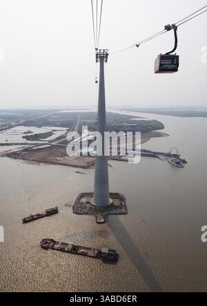 Hai Phong, Vietnam. 2 aprile 2025. Immagine scattata durante un trasferimento in funivia con viste panoramiche delle zone industriali Deep C dal terminal della funivia Cat hai al terminal della funivia Cat Ba e ritorno, durante una visita di Stato in Vietnam, mercoledì 2 aprile 2025 a hai Phong. Il re e la regina sono in visita ufficiale di stato in Vietnam dall'1 al 3 aprile 2025. BELGA PHOTO BENOIT DOPPAGNE credito: Belga News Agency/Alamy Live News Foto Stock