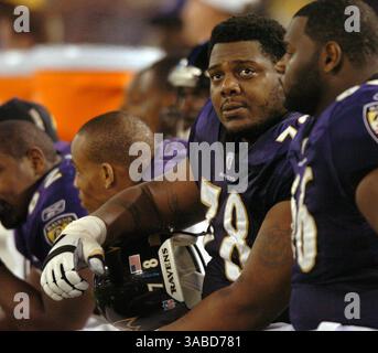 3 gennaio 2004 - Baltimore, MD, USA - in un'immagine del file di gennaio 2004, l'offensive tackle Orlando Brown (78) di Baltimora guarda dalla panchina durante una partita di playoff contro i Tennessee Titans a Baltimora. Suo figlio, Orlando Brown Jr., ora si unisce alla squadra come scelta del terzo giro del draft, e potrebbe essere ''qualcosa di molto speciale. (Immagine di credito: © Steve Deslich/TNS tramite filo ZUMA) Foto Stock