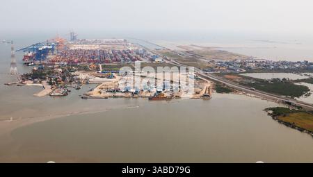 Hai Phong, Vietnam. 2 aprile 2025. Immagine scattata durante un trasferimento in funivia con viste panoramiche delle zone industriali Deep C dal terminal della funivia Cat hai al terminal della funivia Cat Ba e ritorno, durante una visita di Stato in Vietnam, mercoledì 2 aprile 2025 a hai Phong. Il re e la regina sono in visita ufficiale di stato in Vietnam dall'1 al 3 aprile 2025. BELGA PHOTO BENOIT DOPPAGNE credito: Belga News Agency/Alamy Live News Foto Stock
