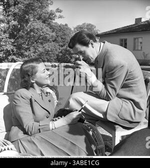 In posa per una foto 1955. L'attrice Sickan Carlsson (1915-2011) posa per Karl-Arne Holmsten (1911-1995) che sta scattando una sua fotografia con una macchina fotografica analogica. È vestita con una tuta formale, tenendo in mano un portasigarette e una piccola borsetta. Svahn Foto Stock