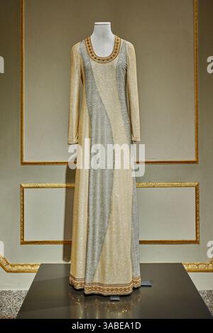 ABITO da sera lungo - tulle ricamato in cannucce di vetro - Mila Schon - 1967 - Fireze, Palazzo Pitti, Museo della Moda e del Costume Foto Stock