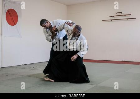 15 marzo 2018 - Gerusalemme, Israele - il sensei DANIEL HERMAN (occhiali), 5° Dan, e il sensei ITZIK ASLAN, 4° Dan, dimostrano tecniche agli studenti di una classe di Aikido a Gerusalemme. L'Aikido è un'arte marziale giapponese che aspira a risolvere i conflitti e l'autodifesa senza danneggiare l'attaccante, sviluppata da Morihei Ueshiba è diventata un'arte marziale distinta e unica nel 1942. (Immagine di credito: © Nir Alon via ZUMA Wire) Foto Stock