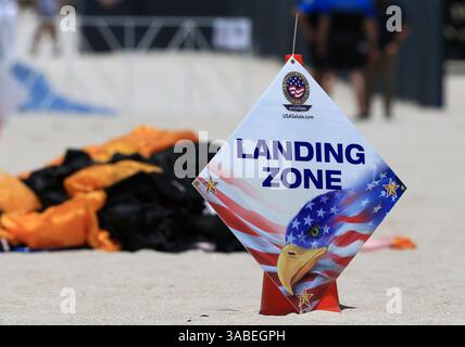 28 maggio 2017 - Miamibeach, Florida, Stati Uniti d'America - MIAMI, FL - 28 MAGGIO: Fine settimana del Memorial Day, The National salute to AmericaÃs Heroes presentato da Hyundai è un'iniziativa di 365 giorni che lancia il fine settimana del Memorial Day progettato per rendere omaggio, onorare e incoraggiare i militari e gli eroi di primo soccorso. Il National salute to AmericaÃs Heroes presentato da Hyundai è ancorato all'Air & Sea Show, che si combinano per offrire ai fan un'esperienza unica nel suo genere in qualsiasi parte del paese. L'evento inaugurale è il Memorial Day weekend 2017, che segna l'inizio di un prodo annuale Foto Stock