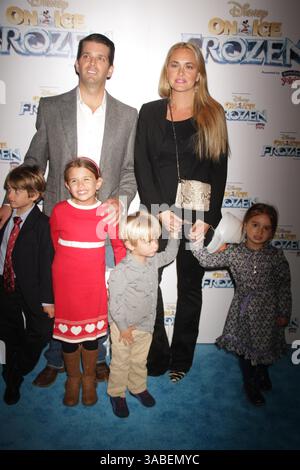 15 marzo 2018 - FILE - la moglie di Donald Trump Jr. Vanessa chiede il divorzio dopo 12 anni di matrimonio. NELLA FOTO: 11 novembre 2014 - New York, New York, Stati Uniti - DONALD TRUMP JR, VANESSA TRUMP E KIDS.al Disney on Ice presenta ''Frozen'' .al Barclays Center, Brooklyn 11-11-2014. / Photos 2014 (immagine di credito: © John Barrett/Globe Photos/ZUMA Wire) Foto Stock