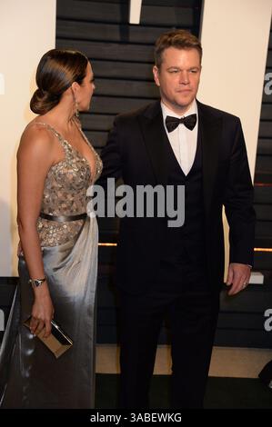 BEVERLY HILLS, CA - FEBBRAIO 26: Matt Damon, Luciana Barroso partecipa al Vanity Fair Oscar Party del 2017 ospitato da Graydon Carter al Wallis Annenberg Center for the Performing Arts il 26 febbraio 2017 a Beverly Hills, California.. Persone: Matt Damon, Luciana Barroso. (Immagine di credito: © SMG via ZUMA Wire) Foto Stock