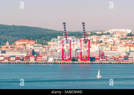 Porto di Lisbona, Lisbona, Portogallo - 23 ottobre 2024 - gru Panamax e ormeggio aperto al porto di Lisbona sul fiume Tago Foto Stock