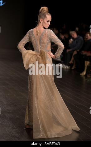 15 marzo 2018 - Los Angeles, California, Stati Uniti d'America - Una modella cammina sulla passerella indossando Lulu Harazin of Palestine alla Los Angeles Fashion Week Powered by Art Hearts Fashion LAFW FW/18 10th Season Anniversary al MacArthur il 15 marzo 2018 a Los Angeles, California. JAVIER ROJAS/PI (immagine di credito: © Prensa Internacional via cavo ZUMA) Foto Stock